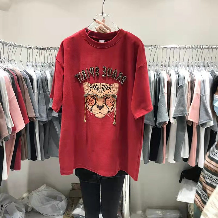 Dame T-shirt med moderigtigt leopardmotiv og glitterende accenter Stilla