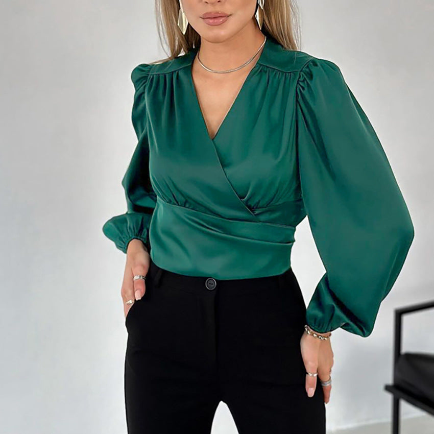 Dame indpakningsbluse i luksuriøs satin med volumeærmer og elegant lukning Stilla