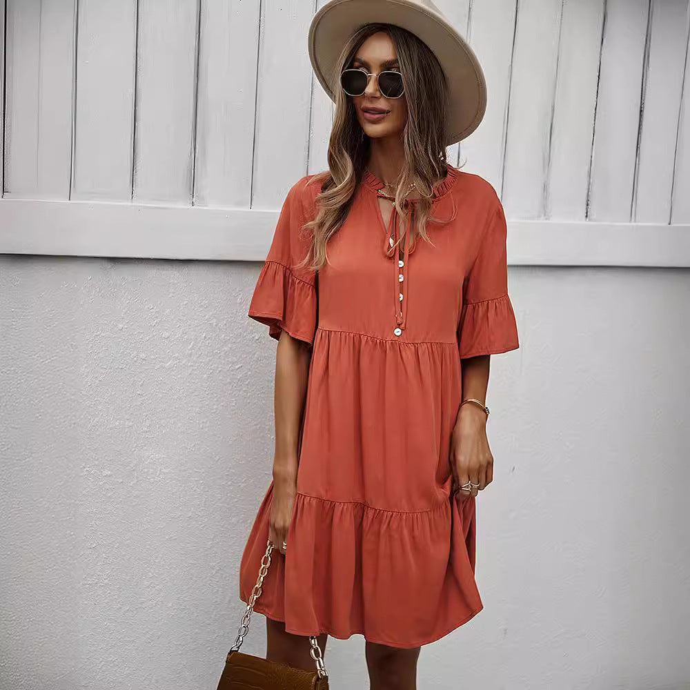Kvindekjole i casual stil med feminint flæsedesign og knapdetaljer Stilla