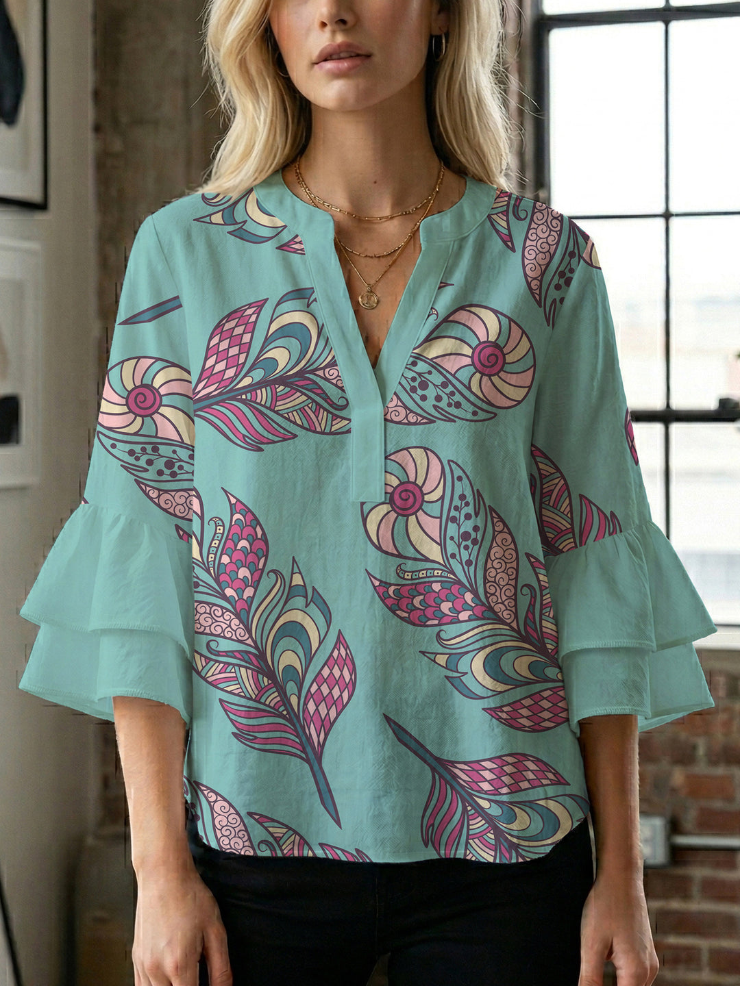 Dame bluse med voluminøse blondererm og kreativt floraldesign Skovae