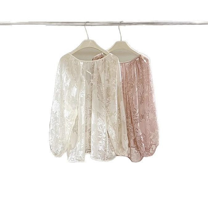 Damebluse i sart chiffon med blomstermotiv og luftige ærmer Stilla