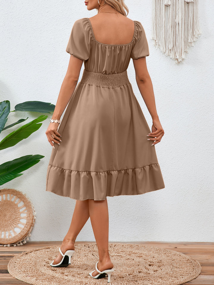 Femme Floral Smocked Midi Kjole med Flæsekant Stilla