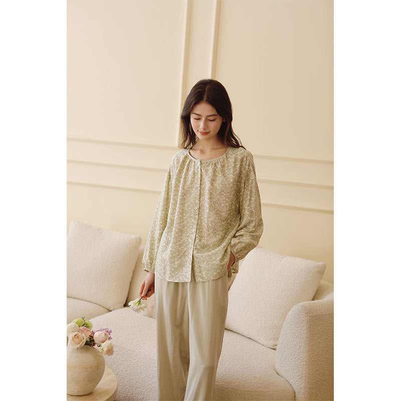 Damebluse med elegant floral design og løs pasform Stilla