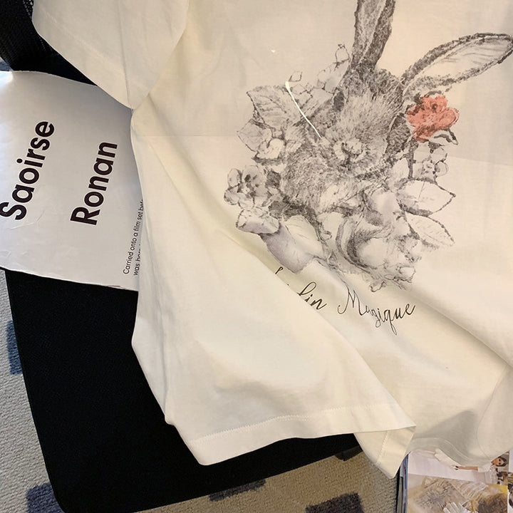 Dame T-shirt med detaljeret kaninmotiv og blomsterdesign Stilla