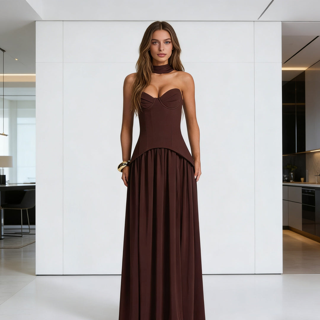 Dame glamourøst aftenkjole med off-shoulder design og eksklusiv drapering Skovae
