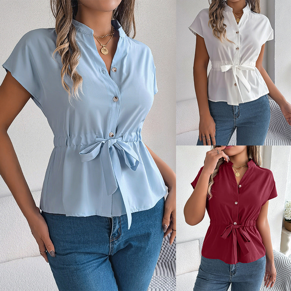 Damebluse med taljeret snøring og rynket design Stilla