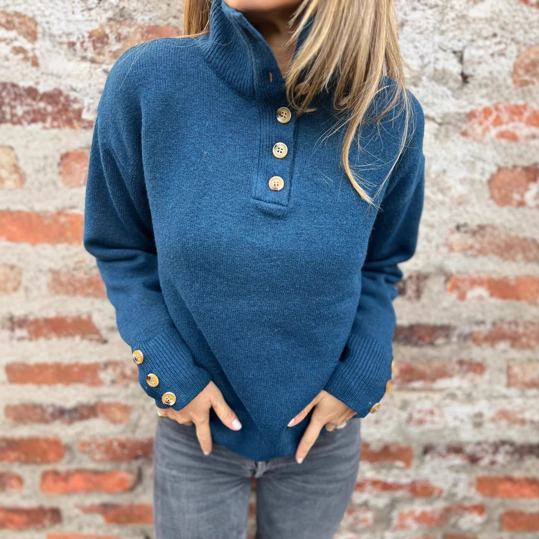 Kvinders hyggelige sweater med høj krave og dekorative knapdetaljer Stilla