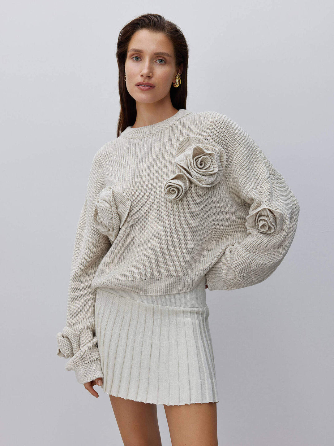 Dame strikpullover med innovative blomsterapplikationer Stilla
