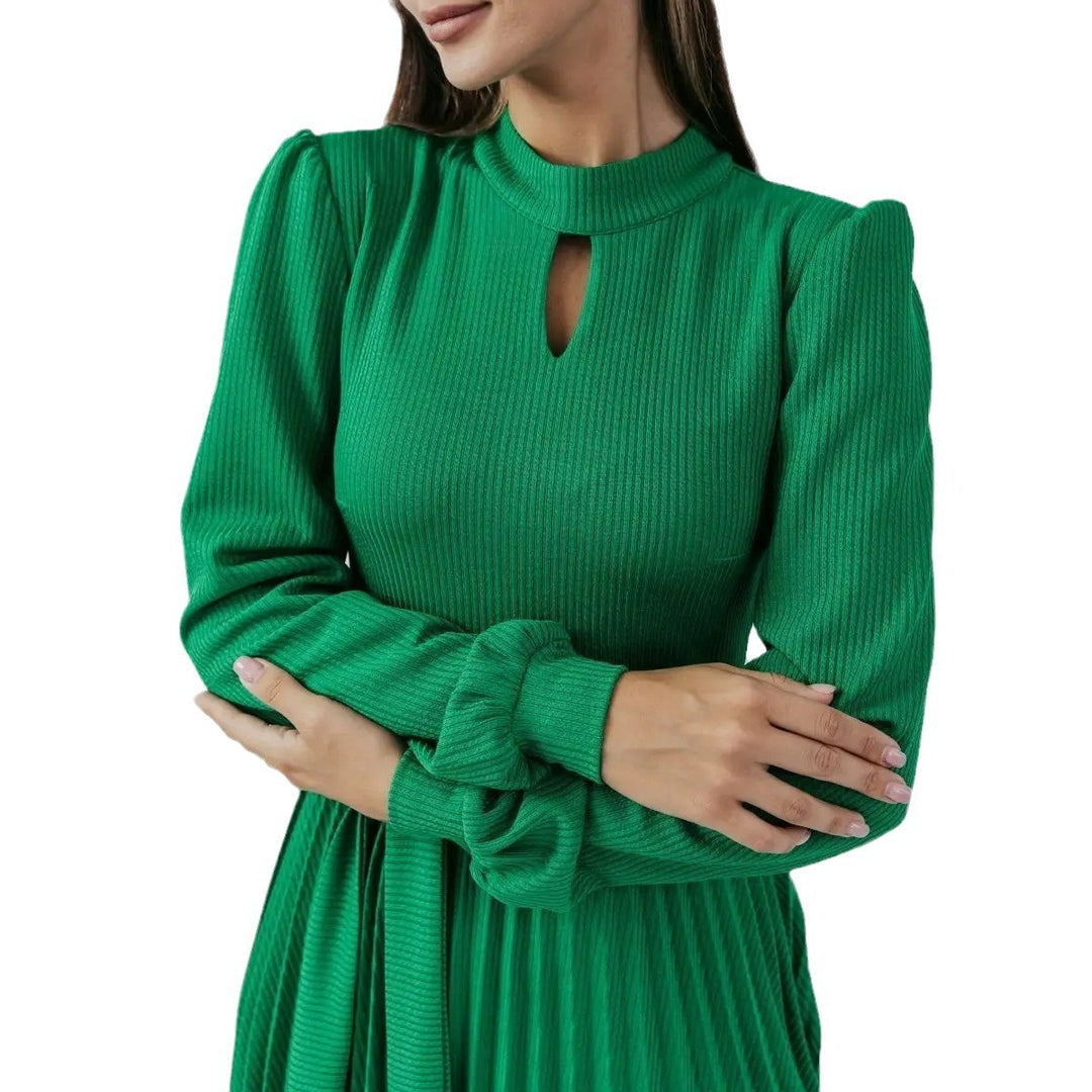 Dame elegant midi kjole med plissédetaljer og høj hals Stilla