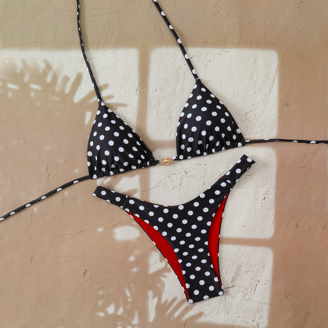 Dame triangle-bikini med elegant prikket design og stilfuld kontrast skovæ