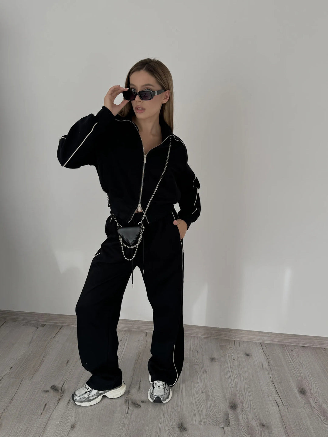 Kvinders sporty loungewear sæt med lynlås og sidelængder Skovae