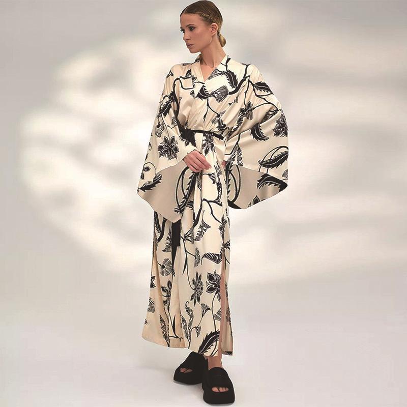 Dame luksuriøs kimono med blomster motiv og vid snit Stilla