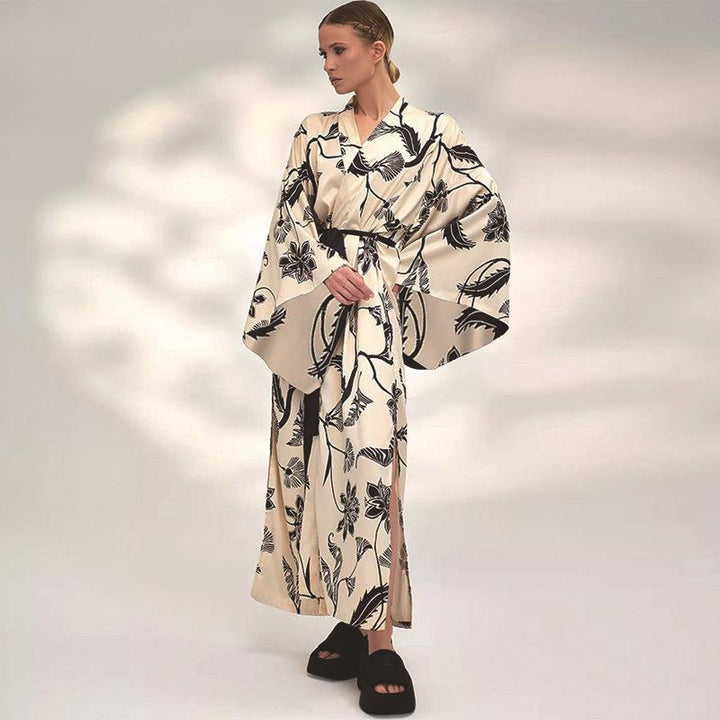 Dame luksuriøs kimono med blomster motiv og vid snit Stilla