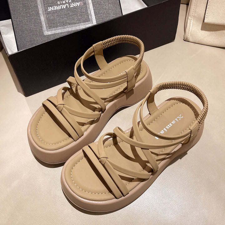 Dame plateau sandaler med raffineret remdesign og elastisk hælområde Stilla