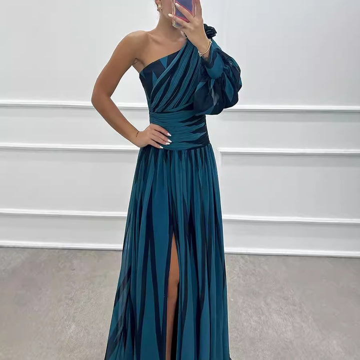 Dame Elegant aftenkjole med asymmetrisk design og høj split Stiila