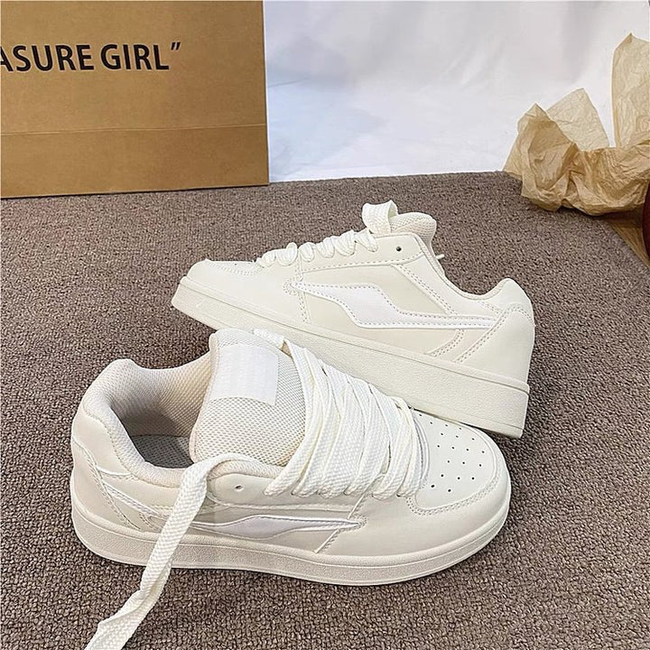 Dame Sporty Sneakers lavet af åndbart kunstlæder med skridsikker sål og polstret indtræd Stilla