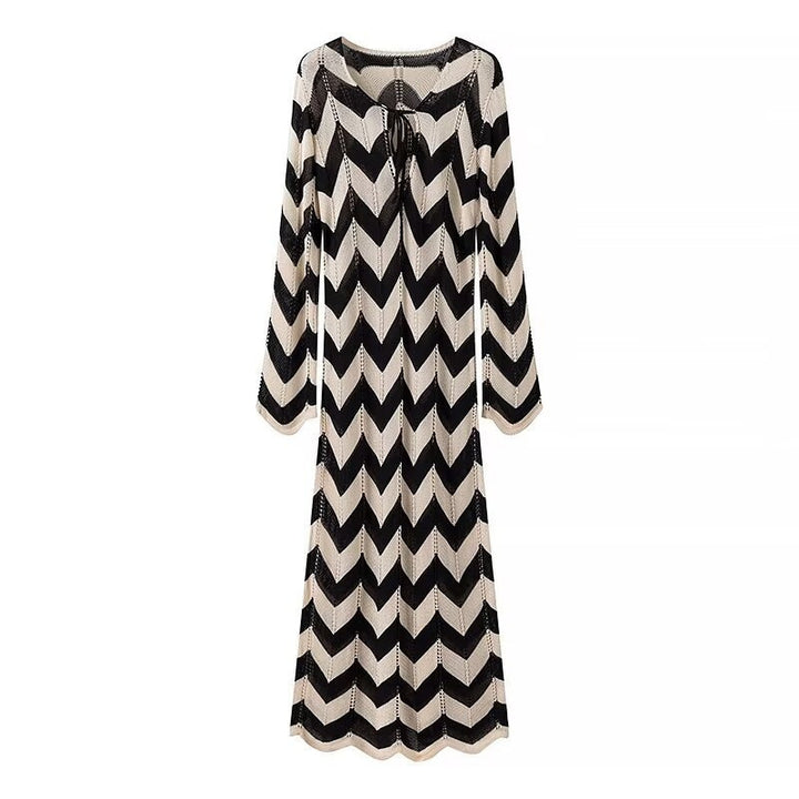 Dame strikkjole med trendy zigzag-mønster og elegant snøring Stilla