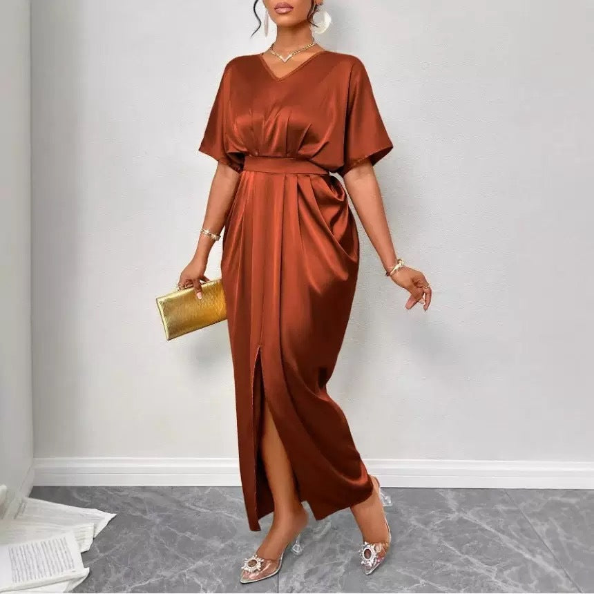 Dame Satin Maxi Kjole med elegant V-udskæring og høj slids Stilla
