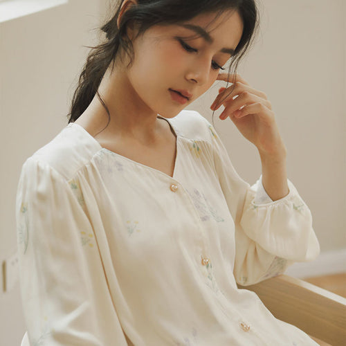 Damebluse med florale accenter og elegant knapliste Stilla