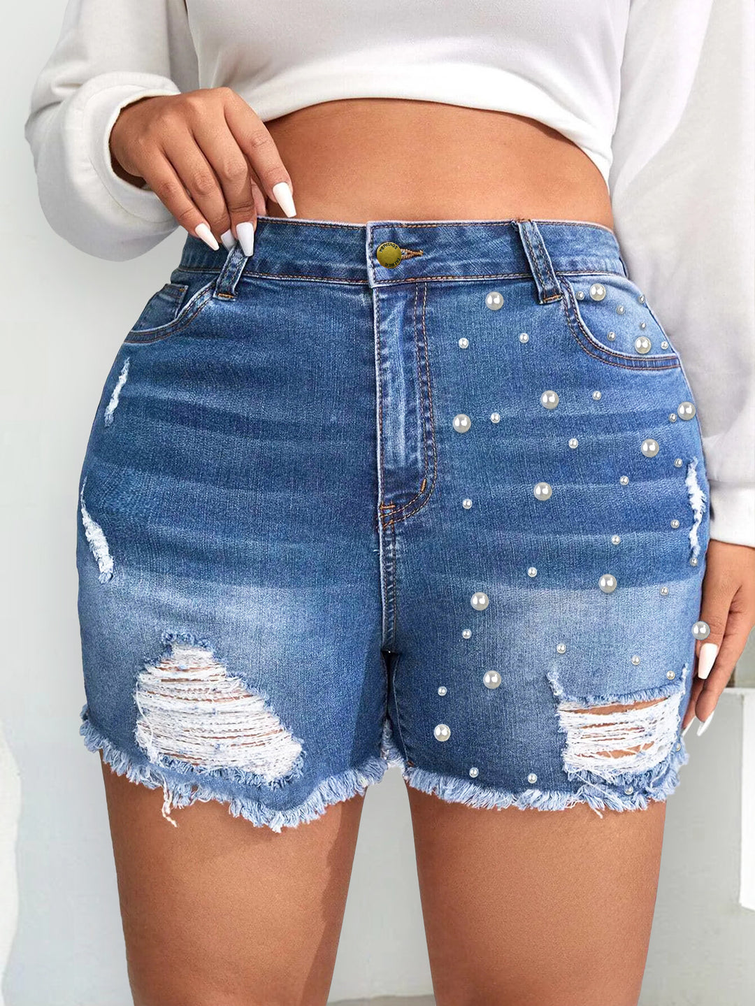 Dame fashionable destroyed denim shorts med perleapplikationer og frynset kant Stilla