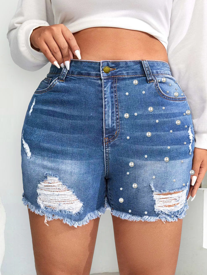 Dame fashionable destroyed denim shorts med perleapplikationer og frynset kant Stilla