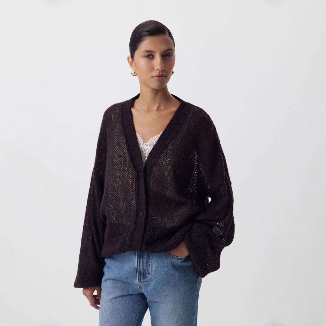 Kvinders afslappede strikket cardigan med fint blondermønster og elegant V-hals Stilla