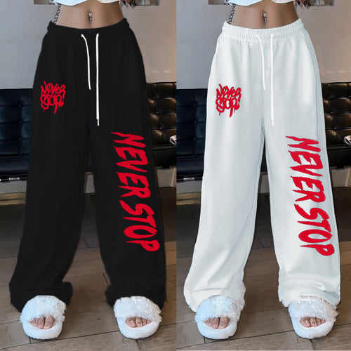 Kvinders afslappede bukser i en afslappet oversized stil med iøjnefaldende grafisk print Skovae