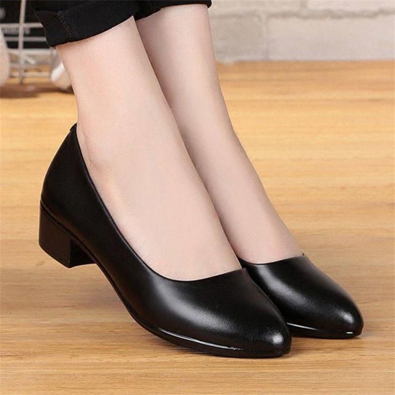 Dame elegant blokhæle-pumps med slynget V-udskæring og moderne design Stilla