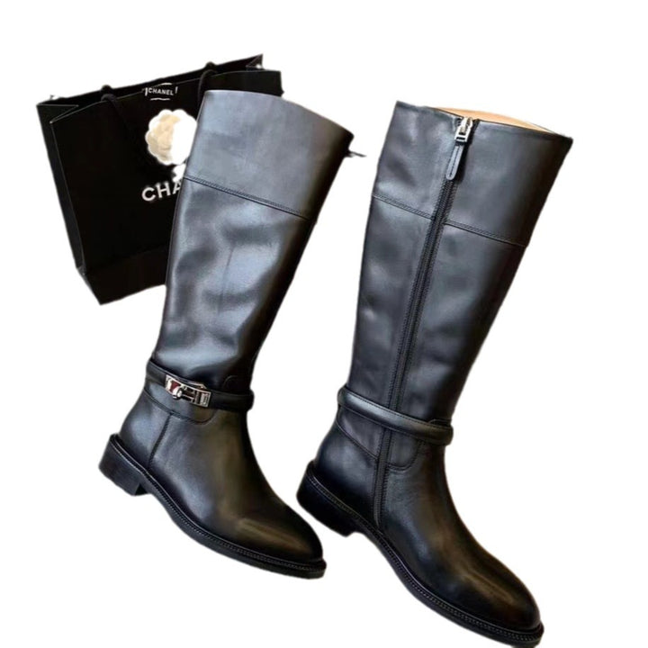 Femme Elegante Suedes-Ankelstøvler med Stilfuld Hardware Stilla