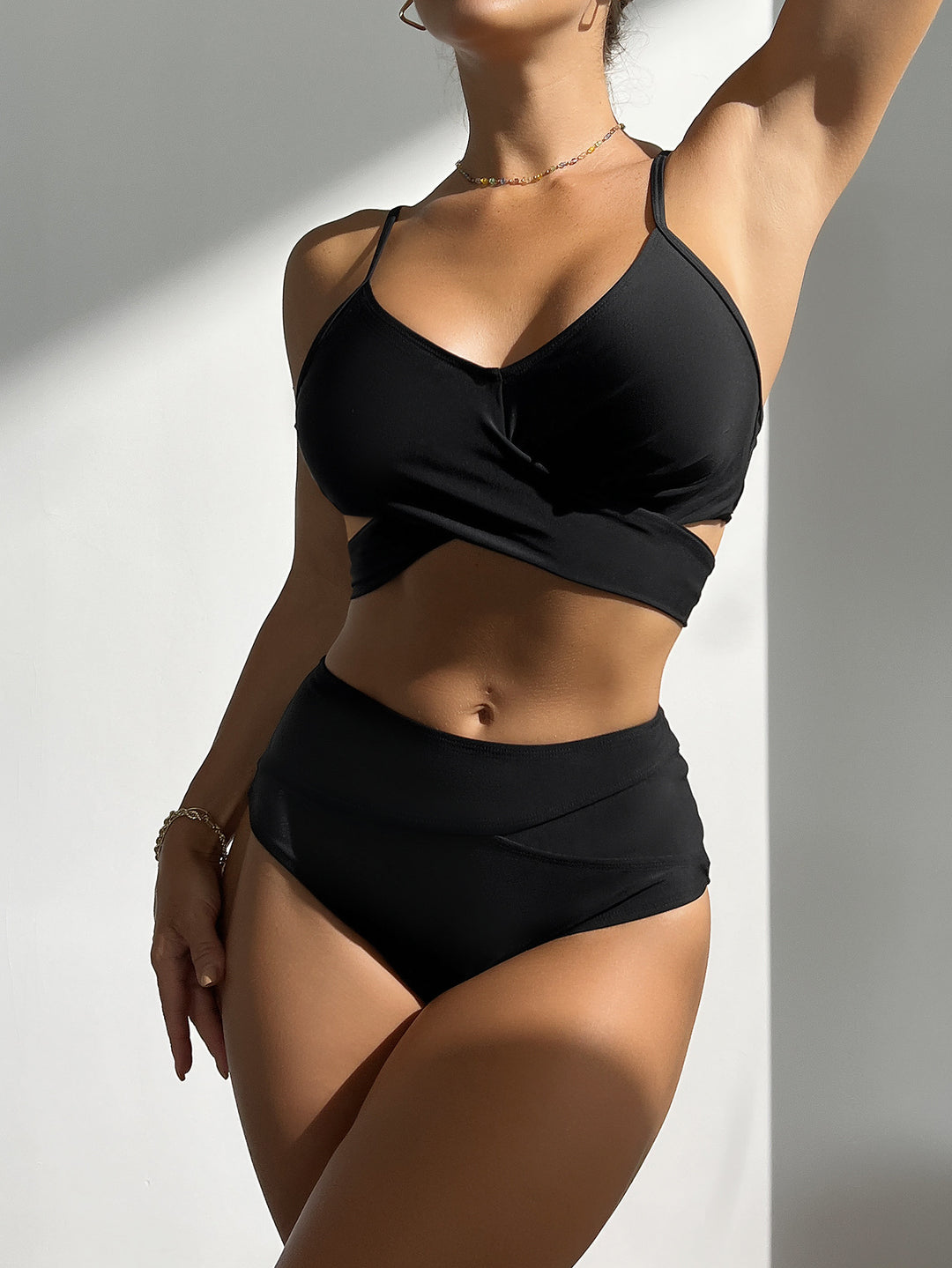 Dame Højt skåret Bikini med elegant indpakningsdesign og karakteristiske cut-outs Stilla