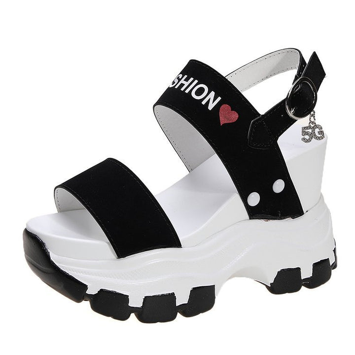 Dame Komfortholdende Plateau-sandaler med brede remme og trendy accent Stilla