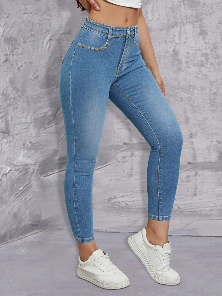 Dame figurtilpassede jeans med stilfulde nitterdekorationer og høj talje Stilla