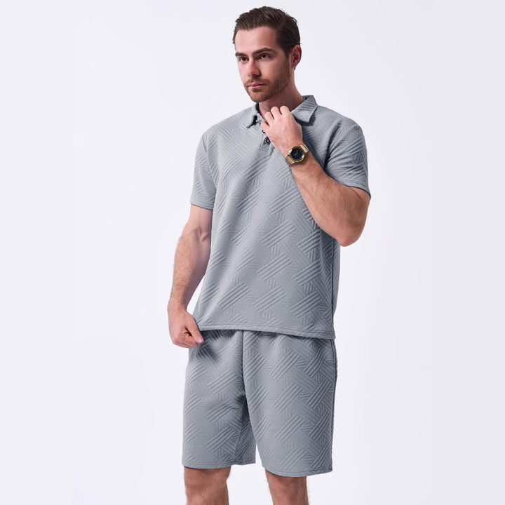 Herrenes fritidssæt med struktureret polo-shirt og shorts Stilla