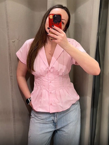 Dame taljeret bluse med detaljerede folder og elegant knaplukning Stilla