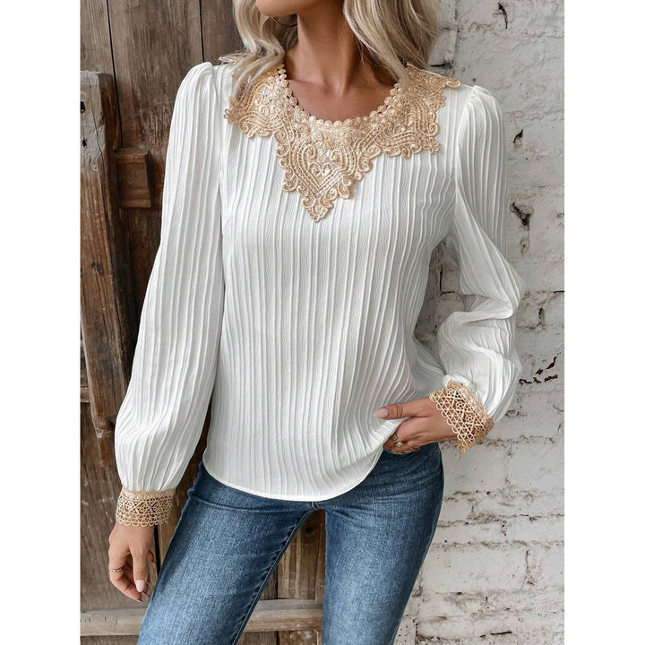 Damebluse med elegante spidsdetaljer og ribbet design Stilla