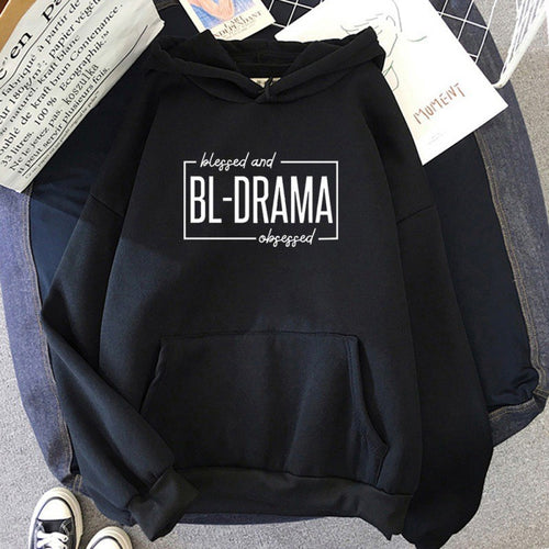 Kvinders hoodie med moderne statement print Skovae