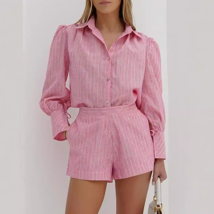 Dame sæt bestående af elegant bluse med puffærmer og korte shorts Stilla