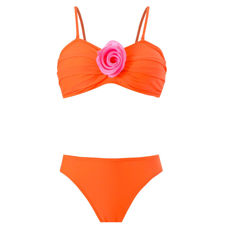 Dame bikini-sæt med elegant ruffle-detaljering og forførende blomsteraccent Skovae