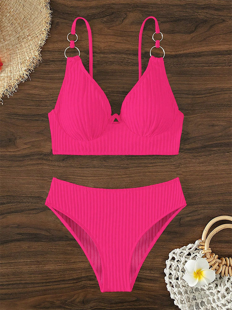 Dame bikini-sæt med moderne ribdesign og elegante ringdetaljer Stilla