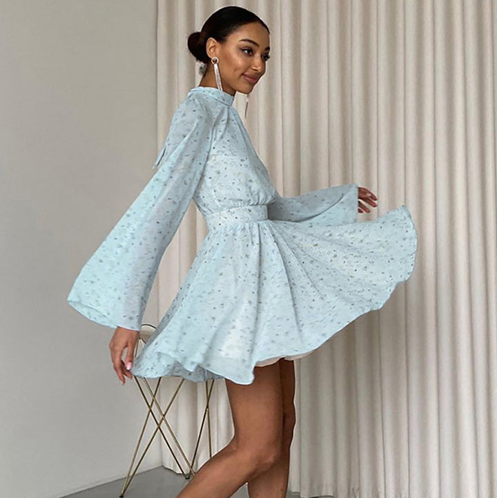 Damekjole med voluminøse ærmer og elegant drapering Stilla