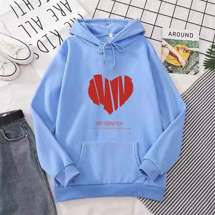 Kvinders hættetrøje med kreativt hjerte design og stilfuld lettering Skovae