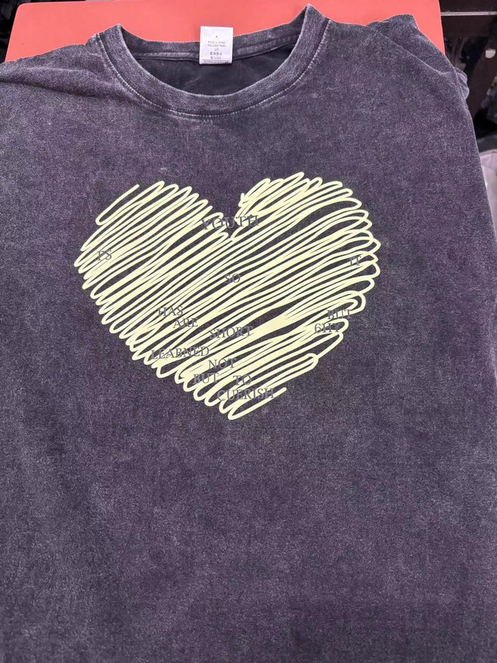 Dame T-shirt med kreativt hjerte-motiv og inspirerende slogan Stilla