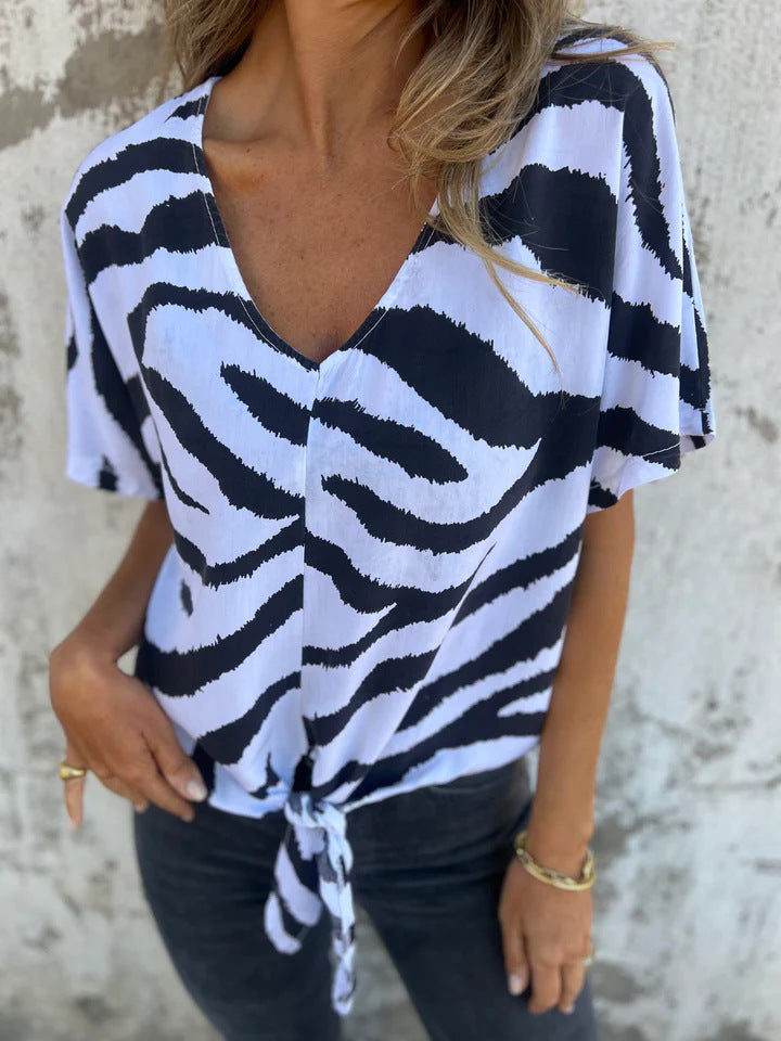 Dame kortærmet bluse med modent knude-detail og unikt zebra-tryk Stilla