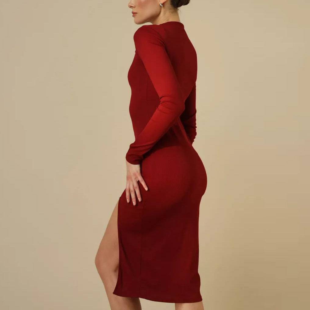 Dame figursyet strikkjole med elegant cut-out og høj slids Stilla