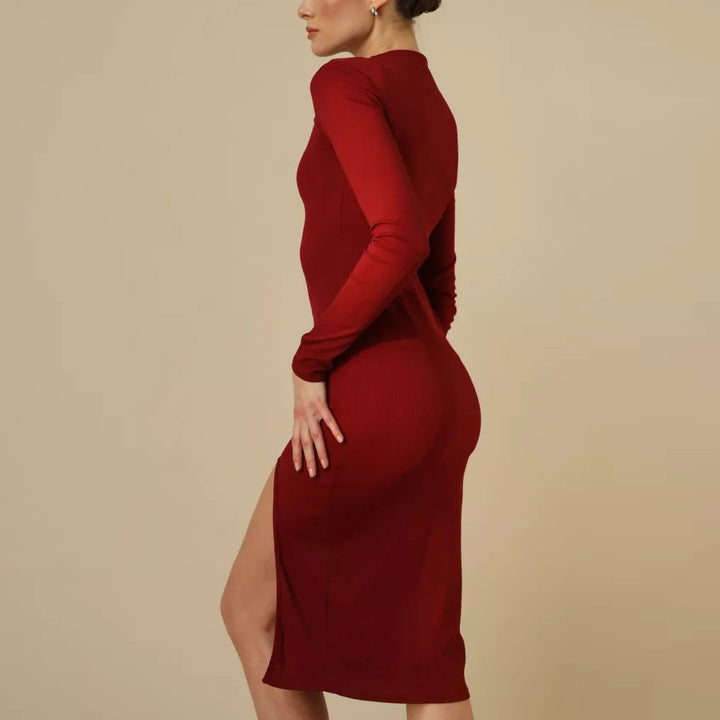 Dame figursyet strikkjole med elegant cut-out og høj slids Stilla