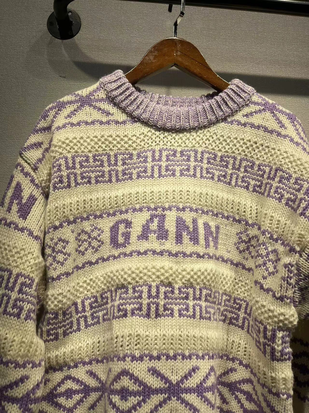 Dame Kunststrikpullover med geometrisk mønster og blød håndfølelse Stilla