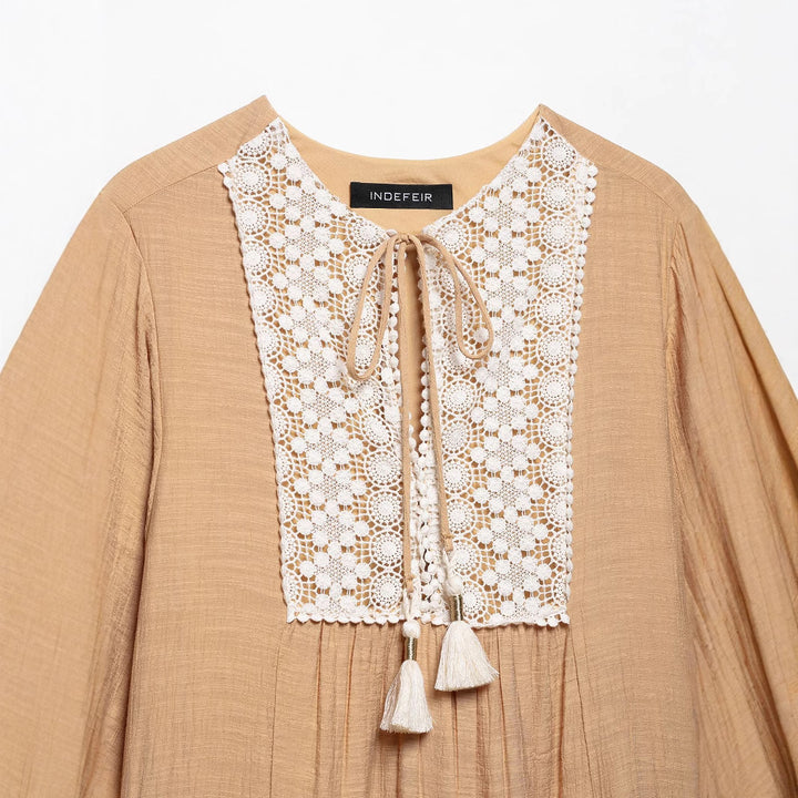 Femme Bohemian Lagdelt Mini Kjole med Spidskant Stilla