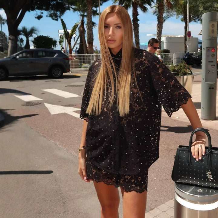 Kvinder Elegant og luftig sommer-outfit af blondestof og shorts Stilla