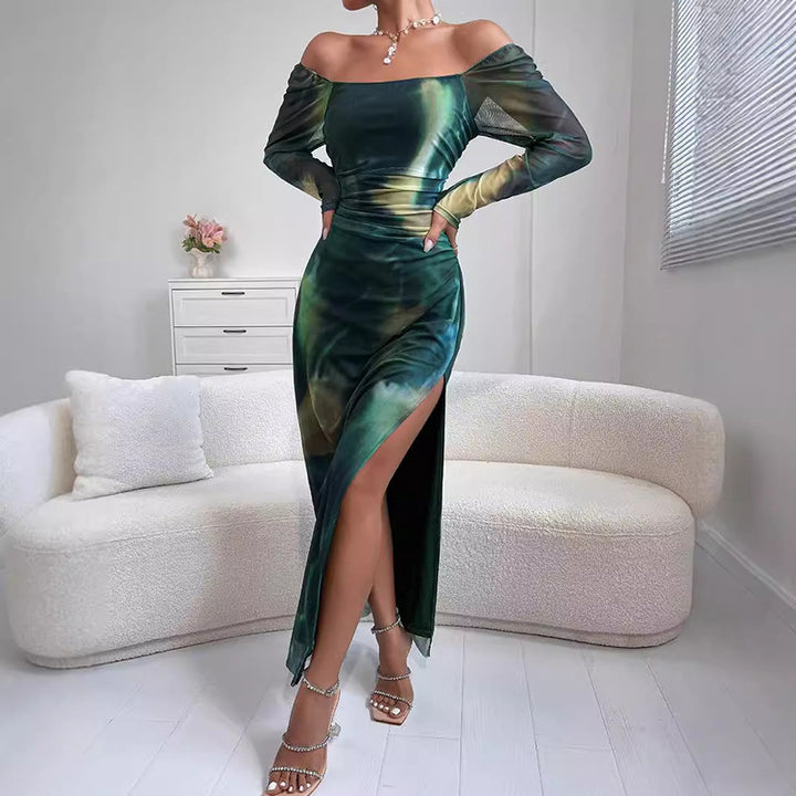 Dame Off-Shoulder Maxikjole med elegant slids og glitrende materiale Stilla
