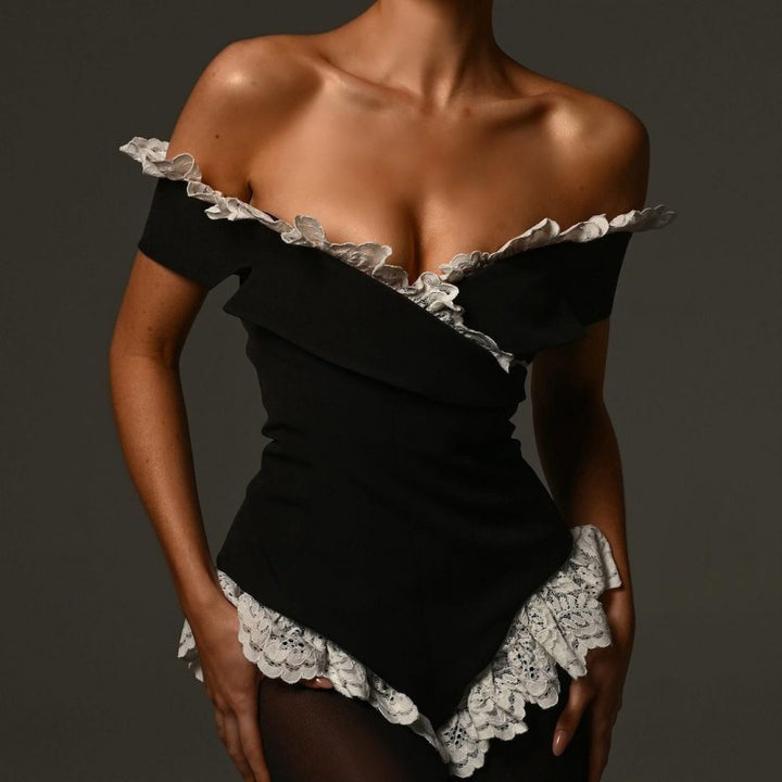 Dame badedragt med romantiske spidsaccent og off-shoulder-design Stilla